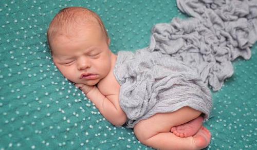 凌晨两点出生的男孩取名 出生时辰与宝宝取名